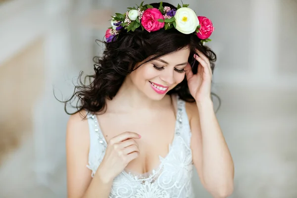 Retrato de uma menina morena bonita sensual com uma coroa de flores de f — Fotografia de Stock