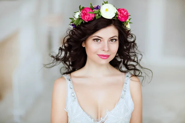 Portrait of a sensual beautiful brunette girl with a wreath of f — Stock Photo, Image