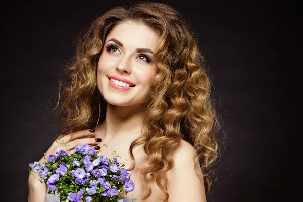 Retrato de una hermosa chica morena sensual con flores en th — Foto de Stock