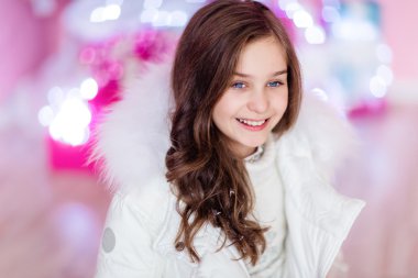 çok sevimli uzun saçlı genç kız beyaz ceket ve s gülümseyen