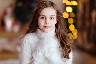 bac beyaz mittens sevimli uzun saçlı kız portresi