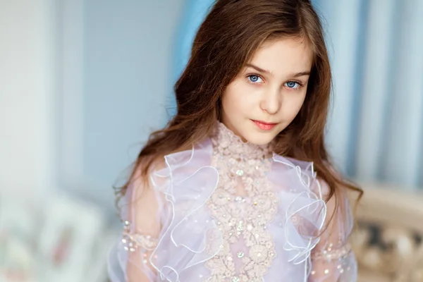 Beyaz bluz mavi gözlü genç bir kıvırcık kız portresi — Stok fotoğraf