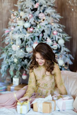 Uzun saçlı genç kız için bir hediye arıyorsunuz ve ben gülümseyen sevimli