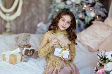 Hediye açılır mavi gözlü çekici uzun saçlı genç kız