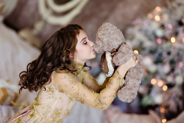 Güzel genç kız oyuncak ayı arka planda öpüşme — Stok fotoğraf