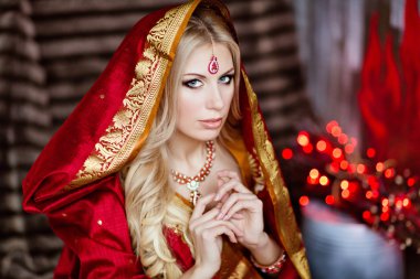 Hint kırmızı saree güzel ve seksi sarışın kız ve ho