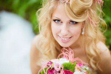 Beyaz bir elbise ile bir çok güzel gelin sarışın portresi 