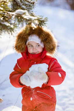 Kürk başlık Kırmızı elbiseli küçük şirin kız kar tutar 