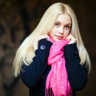 Bir bl kalın sarı saçlı güzel şehvetli kız portresi