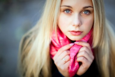 Kalın sarı saçları ve blu ile güzel şehvetli kız portresi