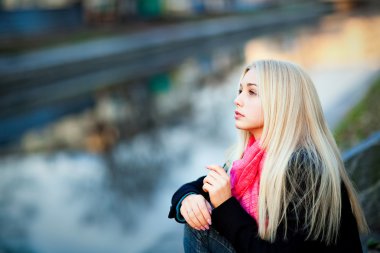 Kalın sarı saçları ve blu ile güzel şehvetli kız portresi