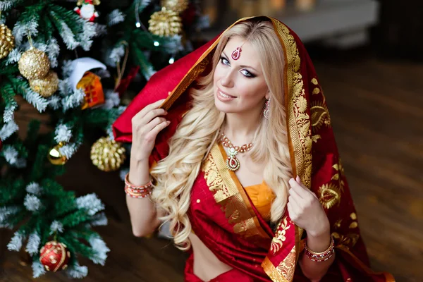 Bardzo piękna blondynka w Indian red saree siedzi na fl — Zdjęcie stockowe