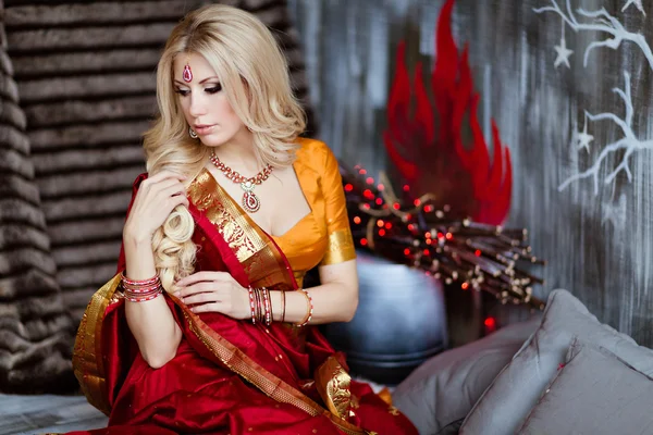 Menina loira bonita e sensual em saree vermelho indiano no bac — Fotografia de Stock