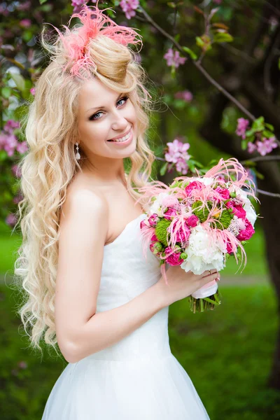 非常漂亮的新娘金发卷曲的头发在一条白色的裙子和熟食店 — 图库照片