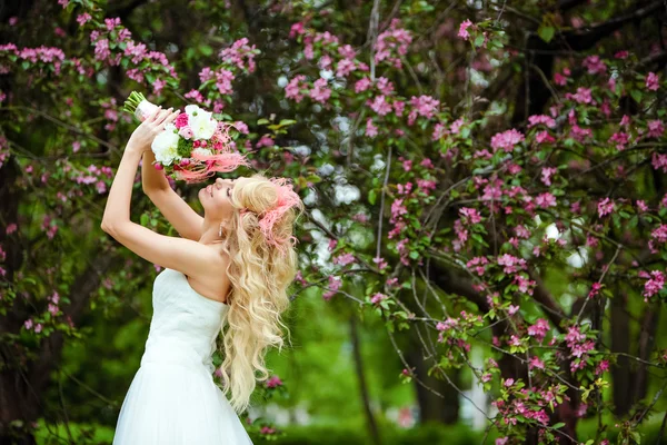 Cabelo encaracolado loira noiva feliz muito bonita em um vestido branco, um — Fotografia de Stock