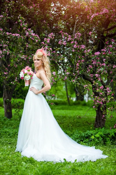 Muito bela noiva feliz loira cabelo encaracolado em um vestido branco e — Fotografia de Stock