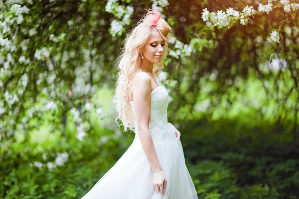 Loira noiva muito bonita em um vestido branco com uma pocilga incomum — Fotografia de Stock