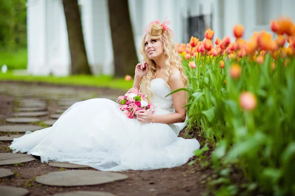 Mycket vacker brud blond i en vit klänning med en ovanlig sty — Stockfoto