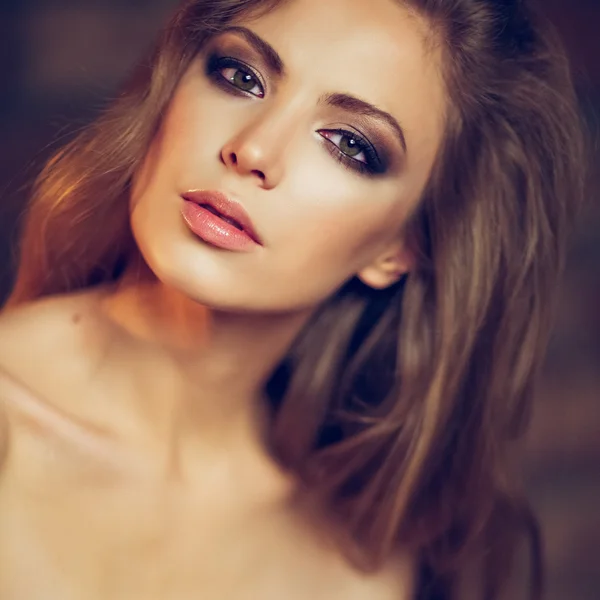 Porträtt av en vacker sensuell sexig tjej med långt blont hår jag — Stockfoto