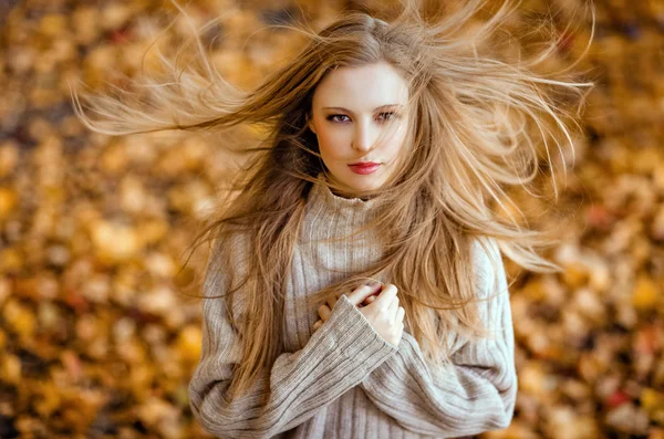 Портрет красивой очень милой девушки с длинными прямыми волосами , — стоковое фото