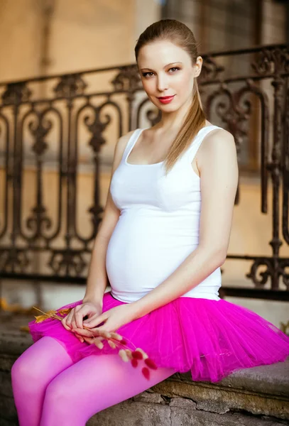 Um retrato muito bom de uma bela grávida meninas balé tutu p — Fotografia de Stock