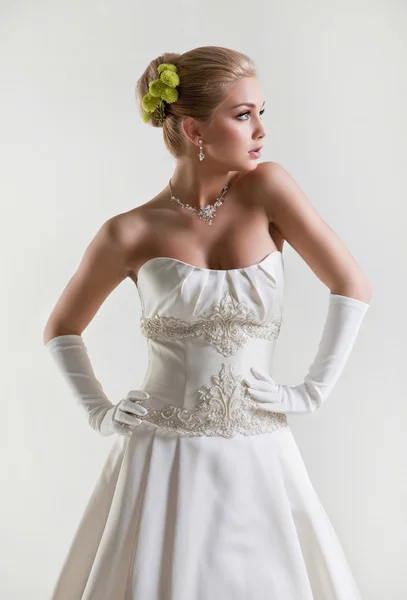 Retrato de hermosa novia rubia delicada en el ingenio vestido de novia — Foto de Stock