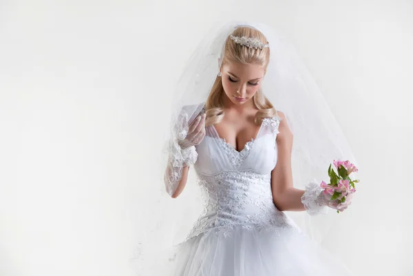 Portrét krásné jemné blond nevěsty ve svatební šaty wit — Stock fotografie