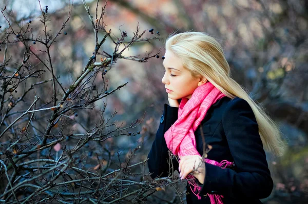 Portret van mooi sensuele meisje met dikke blond haar, ogen c — Stockfoto