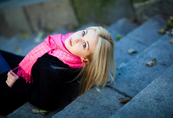 Porträt der schönen sinnlichen Mädchen mit dicken blonden Haaren und blu — Stockfoto