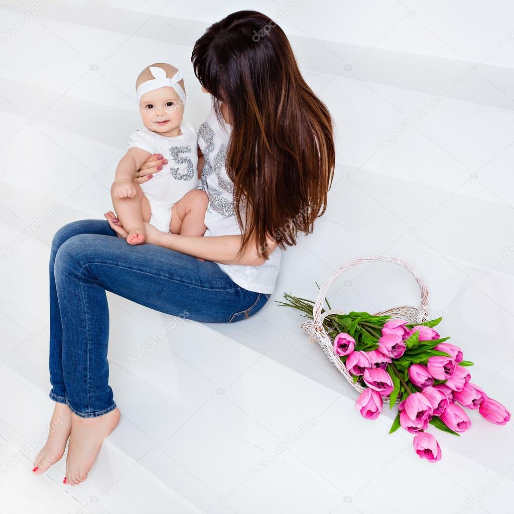 Belle Et Heureuse Maman Brune En T Shirt Blanc Et Jeans Tiennent Image Libre De Droit Par Coy Creek C Belle Et Heureuse Maman Brune En T Shirt Blanc Et Jeans Tiennent Image Libre De Droit Par Coy Creek C