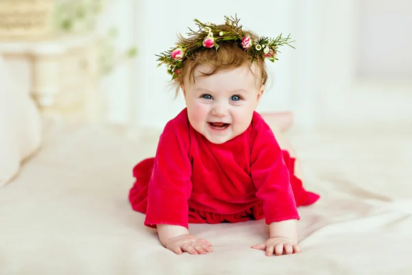 Retrato de una niña sonriente niña con un vestido rojo y — Foto de Stock