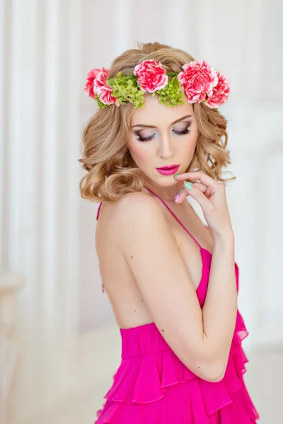 Hermosa rubia delgada sexy en un vestido rojo y una corona de flores —  Fotos de Stock