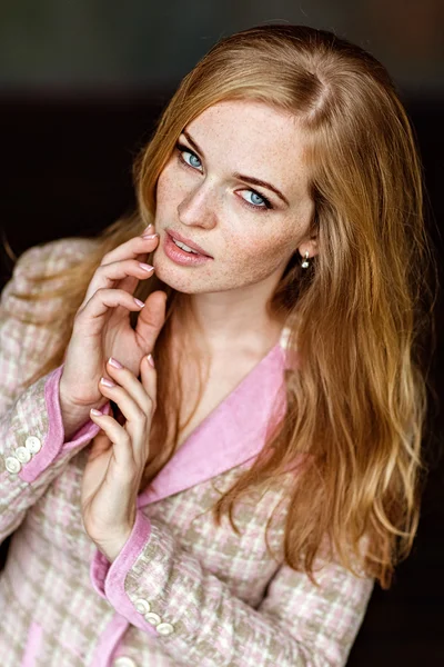 Portrét smyslné velmi krásná rusovláska s pihami — Stock fotografie