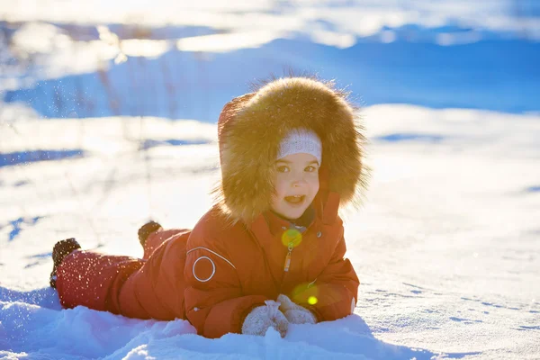 Bardzo słodki piękne małe dziecko dziewczynka w czerwony kombinezon uśmiechnięty — Zdjęcie stockowe