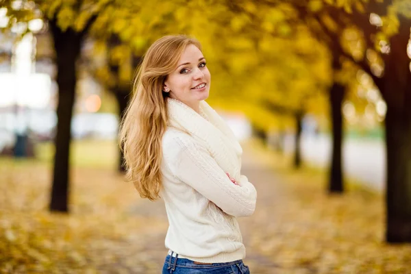 Retrato de uma menina ruiva encantadora e sorridente com sardas em — Fotografia de Stock