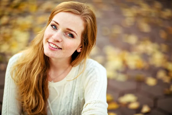 Portrait of a beautiful and smiling redhead girl with freckles o — Stock Photo, Image