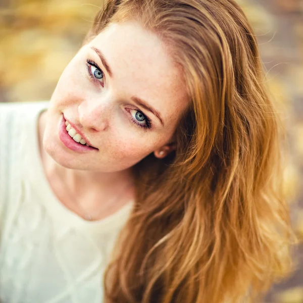 Πορτρέτο του μια όμορφη και χαμογελαστή κοκκινομάλλα κοπέλα με φακίδες o — Φωτογραφία Αρχείου
