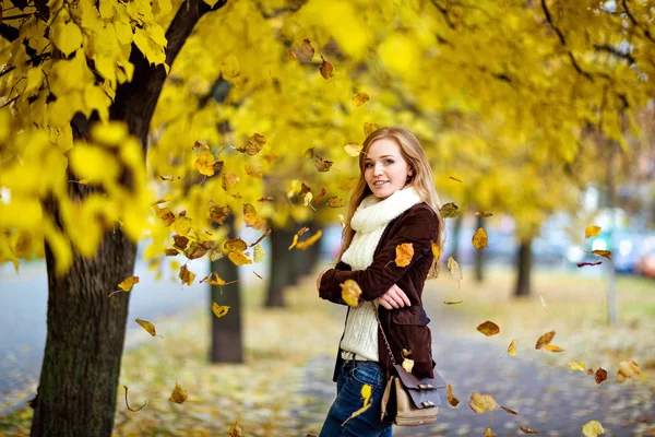 Mycket vacker rödhårig tjej med fräknar i bakgrunden flyga — Stockfoto