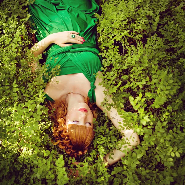 Портрет красивої рудоволоса вагітної дівчини в зелених дюймах — стокове фото