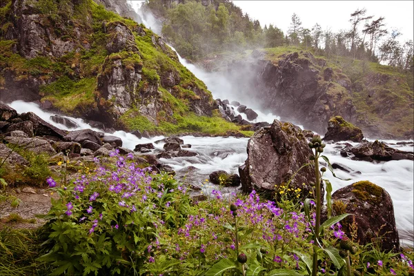 Bardzo piękny wodospad w Norwegii — Zdjęcie stockowe