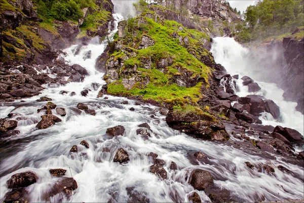 Sehr schöner Wasserfall in Norwegen — Stockfoto