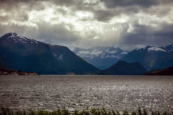 Fiordo en Noruega en el verano en tiempo nublado, en el backgrou —  Fotos de Stock