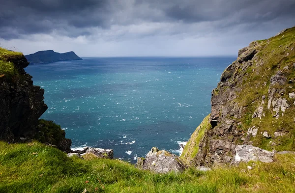 A paisagem da ilha RUNDE com o oceano no backgrou — Fotografia de Stock