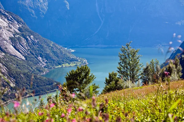 Mycket vackra landskapet utsikten från berget på den blå wate — Stockfoto