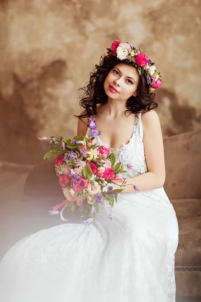 Portrét krásné smyslné dívky bruneta v bílé krajkové šaty — Stock fotografie