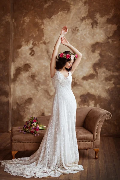 Portrét krásné smyslná tmavovláska v bílé krajkové šaty — Stock fotografie