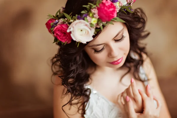 Retrato de bela menina sensual morena em um renda branca dres — Fotografia de Stock