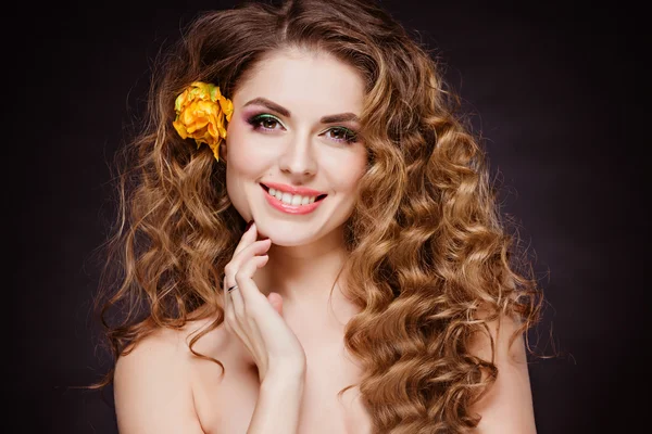 아름 다운 관능적인 빨간 머리 소녀 꽃 튤립의 초상화 나 — 스톡 사진