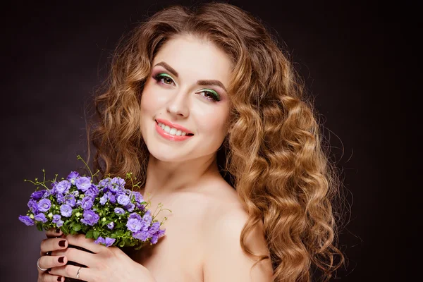 Retrato de uma menina ruiva sensual bonita com flores em t — Fotografia de Stock