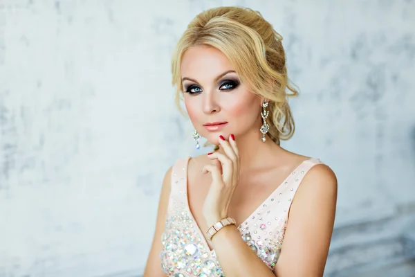 Portrét elegantní šik dívek jsou blond s modrýma očima v pi — Stock fotografie